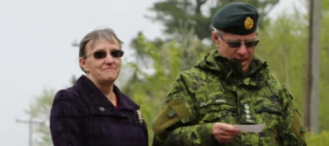 Lorraine Ralph, who was married to Sgt. Michael Ralph, uncovers the plaque that commemorates the soldier. (Maria Jose Burgos/CBC)