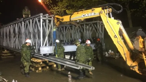 The temporary bridge can hold the weight of a standard fire truck but it will not be accessible to pedestrians. (Radio-Canada/Bahador Zabihiyan)