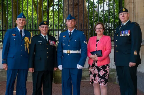 From left to right: Capt Jacques Landry, BGen Steve Irwin (Ret’d), Cpl Charles Johnston, Mrs. Deanna Irwin and CWO Glenn Simpkin Buckingham Palace, London, 27 June 2018