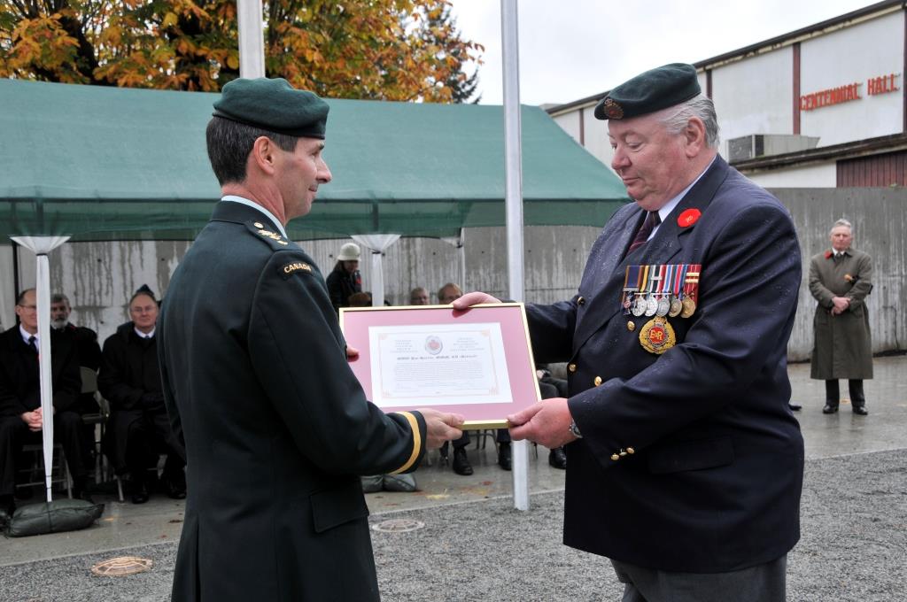 MWO Jim Harris, MMM, CD (Ret’d) receives his certificate from Gen Benjamin