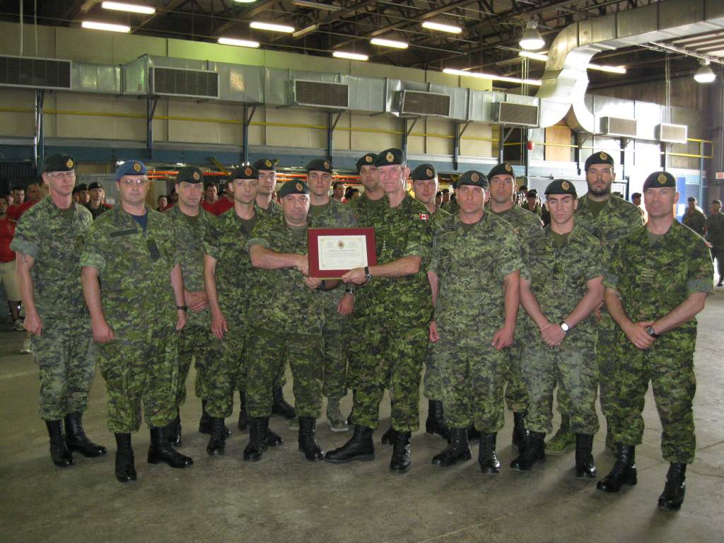 Col Comdt Des Deslauriers presents certificate to Troop 6, 53 Fd Sqn
