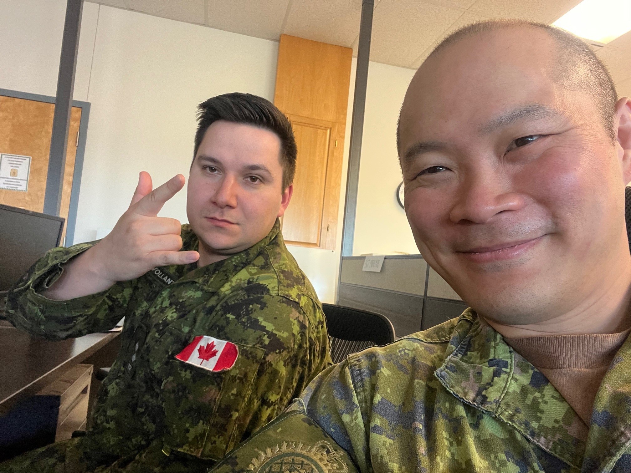 Future mbr – Lt Andre-Philippe Vollant (L), CFSME and Capt Kyle Ho (R), RPOU(W). Photo by Capt Kyle Ho, RPOU(W)