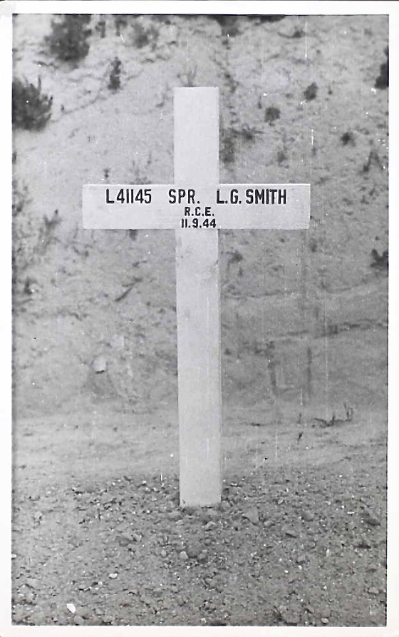 Spr Leslie George Smith's temporary grave prior to being moved to Gradara War Cemetery