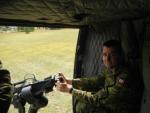 MCpl Sutherland playing door gunner on C-146 famil flight // Le Cplc Sutherland s’improvise mitrailleur de porte lors d’un vol de familiarisation à bord du CH146