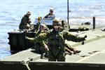 WO Miso Zekanovic directs the placement of the floating bridge to moor it on the shore of the Anse au Foulon // L’adjudant Miso Zekanovic dirige le pont flottant afin de pouvoir l’accoster sur la rive de l’Anse au Foulon. Photo : Lt Isabelle Provost