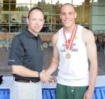 Le capitaine Craig Fettes (à droite) en compagnie du président d’honneur du Championnat national de course des Forces armées canadiennes, le brigadier‐général Alain Pelletier