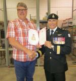 M. Keith « Stoney » Stobert a reçu la mention élogieuse du commandant de l’Armée canadienne des mains du BGen J.C.G. Juneau, comdt 3e Div