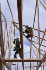 Members of 4 ESR Construction Troop working on a new Habitat for Humanity home in Saint John during Ex Nihilo Sapper 2015. // Des sapeurs du 4 RAG construit d’une nouvelle maison d’Habitat pour l’humanité à Saint John dans le cadre de l’ex Nihilo Sapper 2015. Photo: WO/l’Adj Jerry Kean