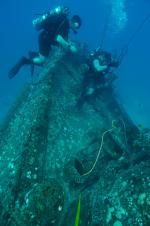 Combat Divers Lt Josh Bennett (left) and Sgt Nathan Miller, search a sunken ship off the coast of Pearl Harbor, Hawaii during RIMPAC 16 on July 16, 2016 // Les plongeurs de combat, Lt Josh Bennett (gauche) et Sgt Nathan Miller fouillent l’épave d’un navire au large des côtes de Pearl Harbor, à Hawaï, durant l’exercice RIMPAC 2016