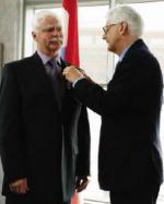 His Excellency Cees Kole pins on the insignia of the Knight of the Orange-Nassua // Son Excellence Cees Kole pose l’insigne de l’Ordre des chevaliers d’Orange-Nassua 