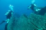 Les plongeurs de combat, Lt Josh Bennett (gauche) et Sgt Nathan Miller fouillent l’épave d’un navire au large des côtes de Pearl Harbor, à Hawaï, durant l’exercice RIMPAC 2016