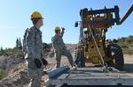Pvt Russel McCullan, from Houghton, MI gives a fellow soldier the “go ahead” to begin lifting a bridge ramp as PFC Brian Johnston, from Johnsburg, IL, looks on during Operation Northern Frontier. PHOTO: Cadet William P. Cynecki // Le Pvt Russel McCullan, de Houghton, MI, donne le signal à un collègue pour commencer à soulever la rampe du pont alors que PFC Brian Johnston, de Johnsburg, IL, l’observe.. PHOTO : Cadet William P Cynecki