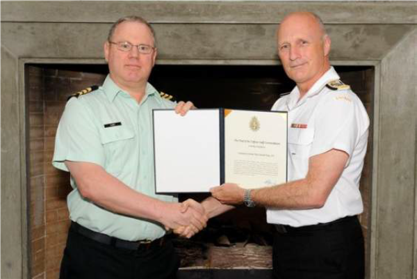LCol Paul Fleet, MSM, CD receives the CDS Commendation