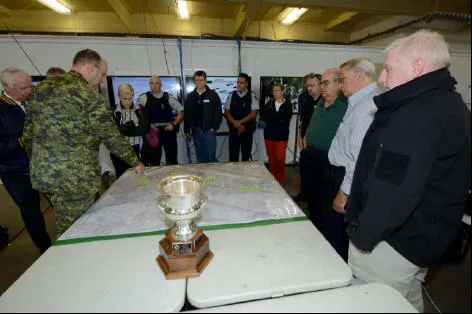 39 CBG Comd briefing visitors from TOC bird-table map of AO // Le commandant du 39e GBC donne des informations aux visiteurs du TOC à l’aide de la table des opérations (cartes) de la ZO
