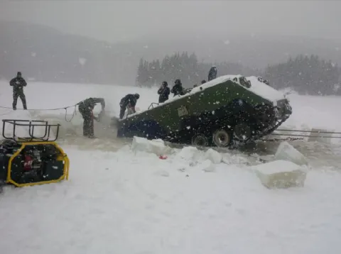 2 CER Dive Team cutting an APC out of the ice // L’équipe de plongée du 2 RGC dégage un TTB de la glace.