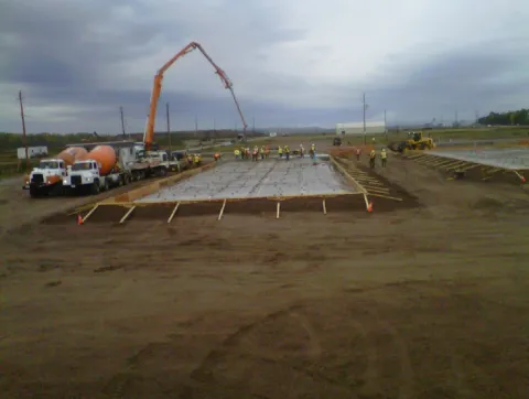 2 CER pouring the Storage Building slab on grade foundation // Le 2RGC coule le béton pour les fondations de l’entrepôt