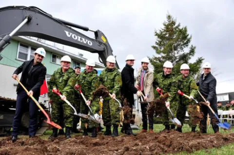 The first shovelfuls of earth are turned during a ceremony marking the official start of construction work on the new 35 CER Armoury // Une première pelletée de terre a été soulevée pour souligner le début des travaux de construction du nouveau manège militaire du 35 RGC à Sainte-Foy. Photo Lt Isabelle Provostin Sainte-Foy. Photo: Lt Isabelle Provost