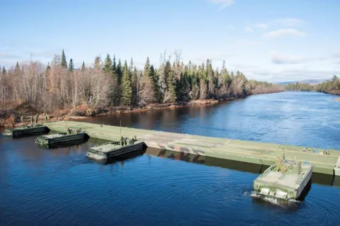 53 Field Squadron during the assembly of a floating bridge on the Jacques-Cartier River