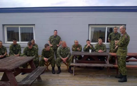 The Col Cmdt doing what he likes to do best, chatting with Engineers. // Le Col Cmdt fait ce qu'il préfère, c'est-à-dire bavarder avec des ingénieurs.