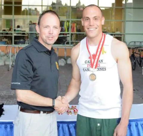 Le capitaine Craig Fettes (à droite) en compagnie du président d’honneur du Championnat national de course des Forces armées canadiennes, le brigadier‐général Alain Pelletier
