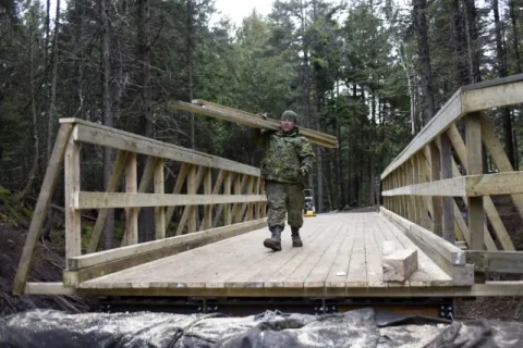 A bridge was built in Rockwood Park for the local community during Exercise Nihilo Sapper in November 2015. // Un pont a été construit au parc Rockwood pour la communauté locale par 4 RAG. Photo: l’Adj Jerry Kean