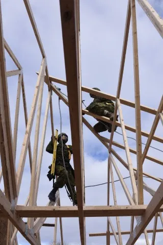 Members of 4 ESR Construction Troop working on a new Habitat for Humanity home in Saint John during Ex Nihilo Sapper 2015. // Des sapeurs du 4 RAG construit d’une nouvelle maison d’Habitat pour l’humanité à Saint John dans le cadre de l’ex Nihilo Sapper 2015. Photo: WO/l’Adj Jerry Kean
