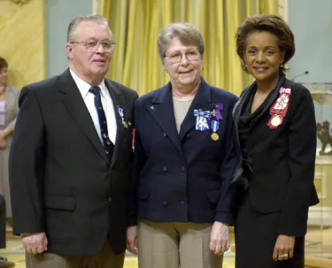 Her Excellency the Right Honourable Michaëlle Jean, Governor General of Canada, presents Meritorious Service Medals to Brian and Carol Isfeld at Rideau Hall [28 Apr 2006]//Son Excellence la très honorable Michaëlle Jean, gouverneure générale du Canada, présente à M et Mme Brian et Carol Isfeld les médailles du service méritoire à Rideau Hall [28 avr 06].