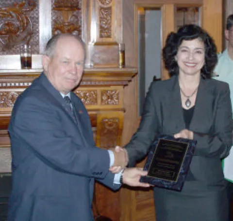 Mme Karen Ellis presenting the ADM(IE) Plaque to Mr. Neale // Mme Karen Ellis présente la plaque de départ du SMA(IE) à M. Neale