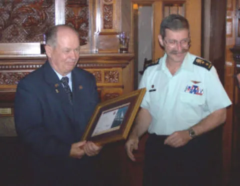 MGen Ed Fitch presenting Mr. Neale with his 45 Years Service Certificate //  Le mgén Ed Fitch présente le certificat de 45 années de service à M. Neale