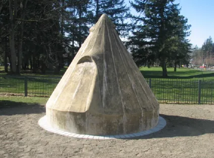 Bell Tent – significant of first camp // Tente conique – Symbole du premier camp