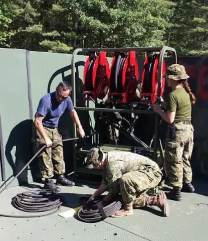 Cpl Elliot, PH Tech with Cpl Sohn and Cpl Wiper, Const Tech, finalizing the water guns station of the VWR // Cpl Elliot, Tech PC avec Cpl Sohn and Cpl Wiper, Tech Const, finalisant la station des pistolets à haute pression