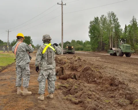 United States Army reservists from 980th Engineer Battalion in Austin, Texas, carry out roadwork at 5 Wing Goose Bay, Newfoundland and Labrador, one of five large construction projects. PHOTO: DND // Des réservistes de l’Armée américaine du 980th Engineer Battalion d’Austin, au Texas, exécutent des travaux routiers à la 5e Escadre Goose Bay (Terre Neuve et Labrador) dans le cadre de l’un des cinq grands projets de construction qu’ils sont venus réaliser. 