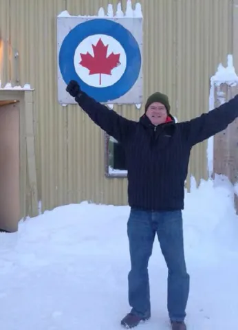 Mr. Pitfield is seen celebrating in this photo // Vous pouvez voir M. Pitfield qui célèbre le voyage.