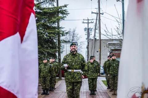 The regiment paraded on the Place des Citoyens in front of City Hall, led by Maj André Desrochers, the commander of 34 CER, Detachment Rouyn-Noranda./Le Régiment a défilé sur la Place des citoyens devant l’hôtel de ville, mené par le Maj André Desrochers, commandant du Détachement de RouynNoranda du 34e RGC.