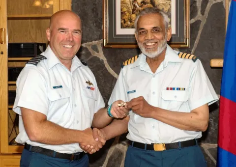2 Wing Commander Col Luc Boucher presenting the HCol wings to 4CES HCol Ajaz Quraishi // Le commandant de la 2e Escadre, le Col Luc Boucher, présente les ailes du colonel honoraire au Col hon Ajaz Quraishi du 4e Esc GC