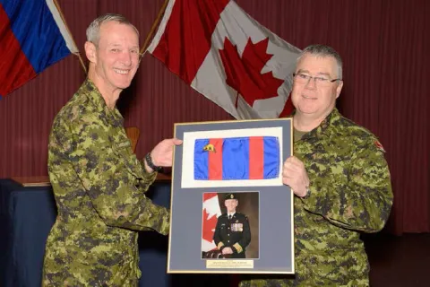 CME Branch CWO, CWO K.A. Patterson presents BGen DesLauriers with the Col Cmdt's pennant symbol of his past office // L'Adjuc de la Branche du GMC, Adjuc K.A. Patterson présente au Bgén DesLauriers le fanion du Colonel commandant à titre de symbole de son ancien poste
