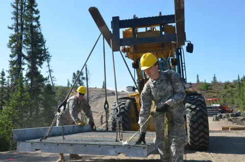 U.S. 652nd Engineer Company soldiers PFC Brian Johnston (front), from Johnsburg, IL, and Pvt Joshua Lehigh, from Marquette, MI, guide a bridge ramp into place during Op Northern Frontier. PHOTO: Cadet William P. Cynecki // Le PFC Brian Johnston (à l’avant) de Johnsburg, IL, et le Pvt Joshua Lehigh, de Marquette, MI, du U.S. 652nd Engineer Company, positionnent une rampe de pont  pendant l’opération Northern Frontier en août 2014. PHOTO : Cadet William P. Cynecki