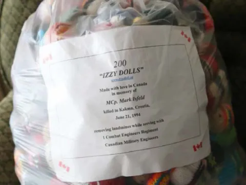 200 Izzy dolls ready to be given out // 200 poupées Izzy prêtes à être données - Jean Levac / Ottawa Citizen