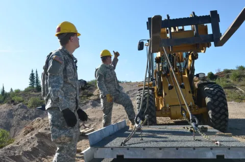 Pvt Russel McCullan, from Houghton, MI gives a fellow soldier the “go ahead” to begin lifting a bridge ramp as PFC Brian Johnston, from Johnsburg, IL, looks on during Operation Northern Frontier. PHOTO: Cadet William P. Cynecki // Le Pvt Russel McCullan, de Houghton, MI, donne le signal à un collègue pour commencer à soulever la rampe du pont alors que PFC Brian Johnston, de Johnsburg, IL, l’observe.. PHOTO : Cadet William P Cynecki