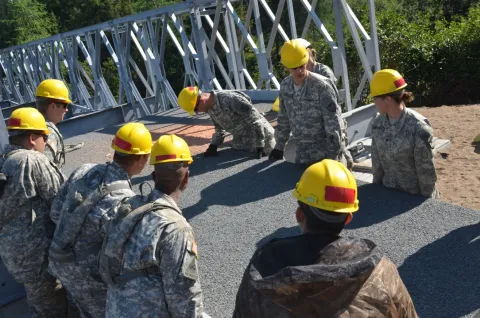 During Op Northern Frontier,soldiers from the U.S. 652nd Engineer Company out of Hammond, WI work as a team to build a bridge. The bridge project was one of five construction projects completed by the operation’s end. PHOTO: William P. Cynecki // Pendant l’opération Northern Frontier, des soldats de la U.S. 652nd Engineer Company de Hammond, au WI, travaillent en équipe pour construire un pont. Le pont était l’un des cinq projets de construction complétés à la fin de l’opération. PHOTO : William P. Cynecki