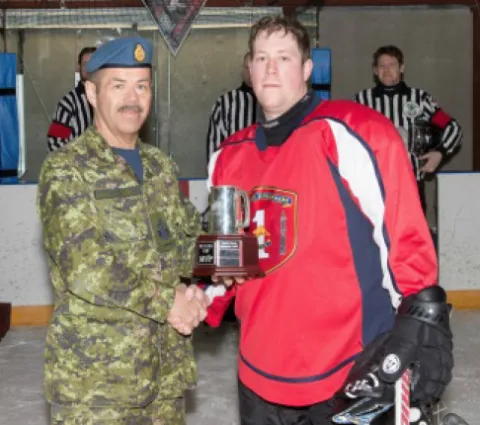 WLE CWO White presents MCpl Watts 1 CER Edm Tournament MVP Trophy // Adjuc White, SLI Ere, présente au Cplc Watts de l’équipe 1 RGC Edm le trophée e du JPU du tournoi
