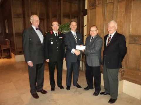 De gauche a droite, David Burke, le colonel Richard Dickson, M. Sean Hogue, Gilles Guignard, et Dave Carney.