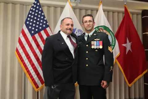 Canadian Army combat engineer Jeff Veinot (right) was on hand as civilian military contractor Richard Cicero (left) received the Defense Freedom Medal // ’ingénieur de combat de l’Armée canadienne Jeff Veinot (à droite) était sur place quand le contracteur militaire civil Richard Cicero (à gauche) a reçu la Defense Freedom Medal de la U.S. Army le 11 septembre 2015. Photo prise par le caporal Jordan Belser, United States Central Command