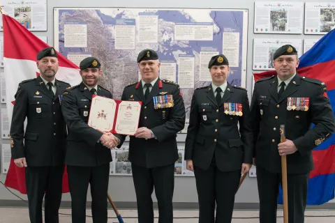 Capt Jobin receives Army Commander's . [CWO Hamilton (Formation CWO), Capt Jobin, Col Errington (Comd CTC), LCol Honig (Cmdt CFSME), CWO Lapointe (SCWO)]