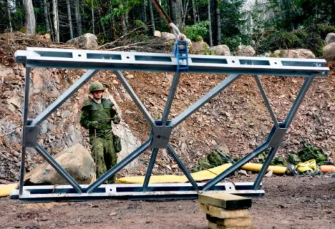 Cpl Jim Charlebois guides a bridge section down as members of 4 ESR continue to work on the construction of the Acrow bridge. Photo: WO Jerry Kean/5 Cdn Div HQ Public Affairs