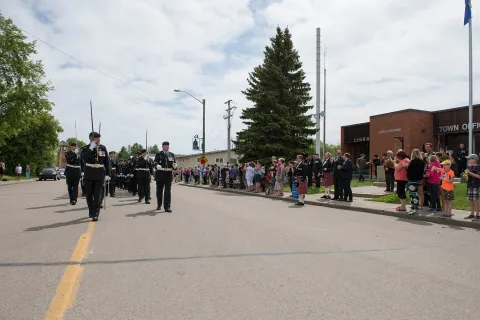 Lieutenant Colonel Ryan Smith, Commanding Officer of 1 Combat Engineer Regiment, salutes Mayor Randy Boyd as he marches his soldiers past the Bon Accord Town Hall in a Freedom of the City parade in Bon Accord, Alberta on June 3, 2017. Photo: Master Corporal Andrew Davis, 3rd Canadian Division Support Base Edmonton. © 2017 DND-MDN Canada