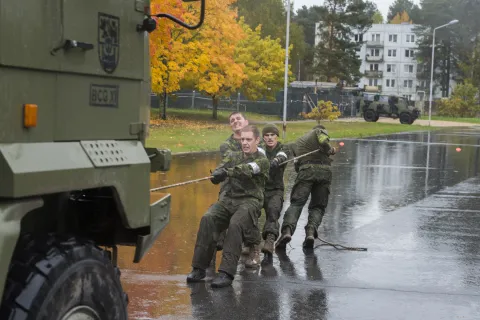 Team 1 pulling a Spanish military vehicle