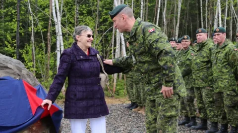 Lorraine Ralph, who was married to Sgt. Michael Ralph, uncovers the plaque that commemorates the soldier. (Maria Jose Burgos/CBC)